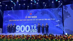 Церемония фиксации события: совокупный объём экспорта и импорта Вьетнама впервые достигает отметки 900 млрд долларов США. Фото: ВИА