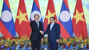 Премьер-министр СРВ Фам Минь Тьинь и Премьер-министра ЛНДР Сонексай Сипхандон. Фото: Чан Хай