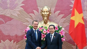 [Фото] Председатель НС Чан Тхань Ман принял Первого замредседателя Совета Федерации ФС РФ