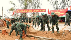 Офицеры и солдаты 5-го военного округа оперативно строят новое жильё для жителей провинции Даклак. Фото: ВИА