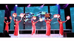 Танец с коническими шляпами под музыку «Hello Vietnam». Фото: ВИА