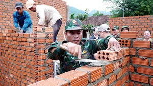 Военнослужащие Командования территориальной обороны № 1 — Шонтинь, Командования вооружённых сил провинции Куангнгай ведут строительство жилья для жителей Тэйча. Фото: ВИА