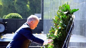 Король Иордании Абдалла II ибн аль-Хусейн чтит память Президента Хо Ши Мина. Фото: ВИА