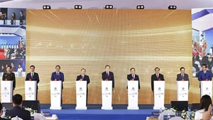 Председатель НС Чан Тхань Ман и делегаты принимают участие в церемонии начала реализации проекта. Фото: ВИА