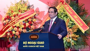 Премьер-министр Фам Минь Тьинь выступает с речью на конференции. Фото: Чан Хай