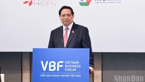 Премьер-министр Фам Минь Тьинь выступает на форуме. Фото: Чан Хай