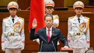 Председатель Верховного народного суда Нгуен Ван Куанг приносит присягу. Фото: Зюи Линь