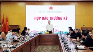 Заместитель министра сельского хозяйства и охраны окружающей среды выступает с директивным обращением на пресс-конференции. Фото: ВИА