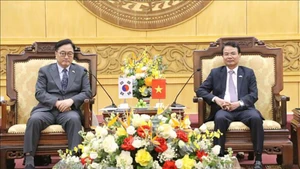 Председатель НС Республики Корея У Вон Сик встречается с Секретарем Парткома провинции Ниньбинь Данг Суан Фонгом. Фото: ВИА