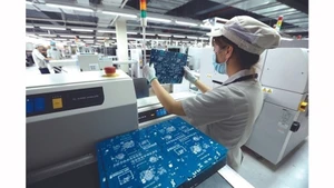 Рабочие на заводе VNPT в парке высоких технологий Хоалак в Ханое. Фото: ВИA