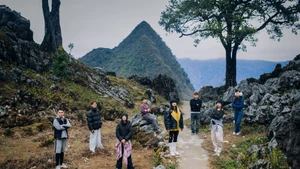 Молодые люди с энтузиазмом открывают в себя дороги на каменном плоскогорье Донгван. Фото: vietnamplus.vn