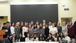 Российские и вьетнамские преподаватели и студенты принимают участие в ежегодное встрече Клуба вьетнамского языка МГЛУ. Фото: Суан Хынг