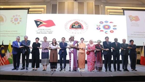 Делегаты фотографируются на память на церемонии. Фото: ВИА