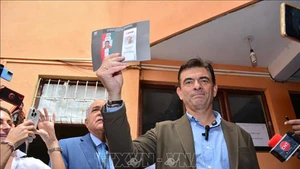 Г-н Родриго Пас голосует на избирательном участке в Тарихе, Боливия. Фото: Синьхуа/ВИА