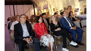 елегаты присутствуют на церемонии, посвященной 30-летию установления дипломатических отношений между двумя странами. Фото: ВИА