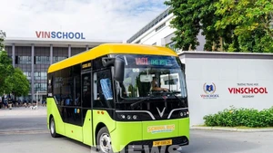 Служба School Bus работает на электромобилях EB 6 в версии для перевозки школьников. Фото: bnews.vn