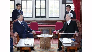 Генеральный секретарь ЦК КПВ То Лам проводит встречу с Председателем Палаты лордов Великобритании Джоном Макфоллом. Фото: ВИА