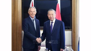 Генеральный секретарь ЦК КПВ То Лам и бывший Премьер-министр Тони Блэр. Фото: ВИА