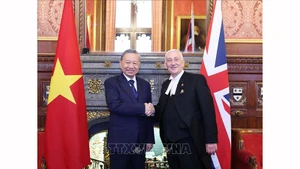Генеральный секретарь ЦК КПВ То Лам и Председатель Палаты общин Великобритании Линдси Хойл. Фото: ВИА