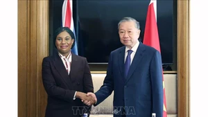 Генеральный секретарь ЦК КПВ То Лам и Председатель Консервативной партии Великобритании Кеми Баденок. Фото: ВИА