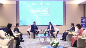 Председатель Народного комитета г. Хошимина Нгуен Ван Дыок принимает г-на Стефана Мергенталера, исполнительного директора ВЭФ. Фото: ВИА