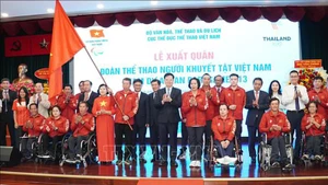 Заместитель Премьер-министра Правительства Май Ван Тьинь присутствует на церемонии отправки вьетнамской делегации. Фото: ВИА