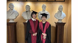 Врачи До Тхи Нгок Линь (слева) и Ле Зиеп Линь на церемонии вручения сертификатов в Лондоне. Фото: ВИА