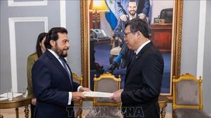 Посол Нгуен Ван Хай вручает верительные грамоты Вице-президенту Сальвадора Феликсу Ульоа. Фото: Канцелярия президента Сальвадора