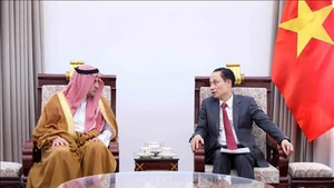 Министр иностранных дел Ле Хоай Чунг принимает Посла Королевства Саудовская Аравия во Вьетнаме Мохаммеда Исмаила А. Дальви. Фото: ВИА