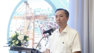 Хюинь Минь Ву, исполняющий обязанности заместителя директора Центра международной интеграции Института исследований развития города Хошимин, выступил на семинаре. Фото: ВИА