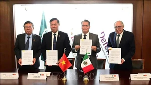 Заместитель министра До Суан Туен, Посол Вьетнама в Мексике Нгуен Ван Хай и руководители Министерства здравоохранения Мексики на церемонии подписания Меморандума о взаимопонимании по сотрудничеству между министерствами здравоохранения двух стран. Фото: Министерство здравоохранения Мексики