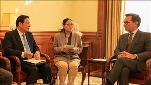 Товарищ Фан Динь Чак работает с Зампредседателя Ассамблеи Португалии Маркосом Перестрелло. Фото: ВИА