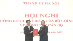 Генеральный секретарь ЦК КПВ То Лам вручает решение Политбюро о назначении товарища Нгуен Зюи Нгока на должность Секретаря Парткома г. Ханоя на срок 2025-2030 гг. Фото: Данг Кхоа