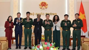 Генерал армии Фан Ван Зянг, Посол Джая Ратнам и делегаты двух сторон на приеме.