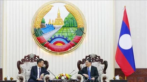 Премьер-министр Лаоса Сонексай Сипхандон (справа) принимает Генерального прокурора Нгуен Хюи Тиена. Фото: ВИА