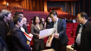 Вице-президент Во Тхи Ань Суан проверяет работу по подготовке к 11-й всенациональной конференции по патриотическим соревнованиям.