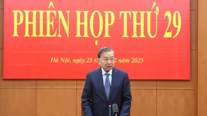 Генеральный секретарь ЦК КПВ То Лам председательствует на заседании. 