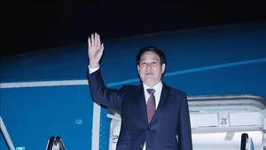 Президент Лыонг Кыонг в аэропорту Пусан. Фото: ВИА