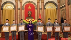 Вице-президент Во Тхи Ань Суан вручает Ордена Труда второй степени школьникам. Фото: ВИА