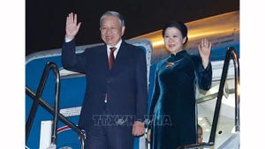 Генеральный секретарь ЦК КПВ То Лам с супругой в Международном аэропорту Ваттай. Фото: ВИА