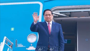 Премьер-министр Фам Минь Тьинь в аэропорту. Фото: ВИА