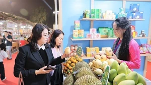 Посетители приобретают продукцию на фестивале Vietnam OCOP 2025, одном из ключевых национальных программ по продвижению торговли. Фото: ВИА