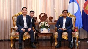 Посол Фам Вьет Хунг (слева) поздравляет Посла Лаоса Сисавата Инпхачана с Днем независимости. Фото: Суан Шон