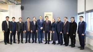 Председатель Контрольно-ревизионной комиссии ЦК КПВ Нгуен Зюи Нгок и рабочая делегация в Фонде инноваций SITRA. Фото: ВИА