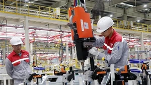 Рабочие собирают автомобильные комплектующие на заводе Škoda во Вьетнаме. Фото: ВИА