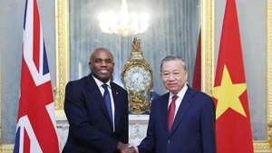 Генеральный секретарь ЦК КПВ То Лам встречается с заместителем премьер-министра Великобритании Дэвидом Лэмми. Фото: ВИА