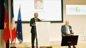 Посол Вьетнама во Франции Динь Тоан Тханг выступает на форуме. Фото: ВИА