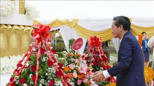 Посол Вьетнама в Лаосе Нгуен Минь Там возлагает цветы в память о Президенте Кейсоне Фомвихане. Фото: ВИА