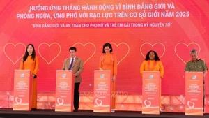 Делегаты проводят церемонию подписания обязательств о совместных усилиях по продвижению гендерного равенства в цифровую эпоху. Фото: ВИА