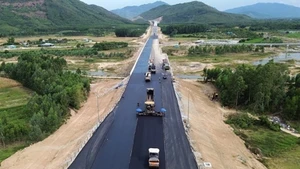 Подрядчики ведут укладку асфальта на скоростной автомагистрали Куиньон – Чи Тхань протяжённостью 61,7 км, проходящей через провинции Зялай и Даклак. Фото: ВИА